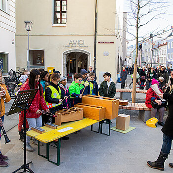 Der Kinderchor der benachbarten Korbiniansschule spielt und singt zur Eröffnung Weihnachtslieder. (Foto: Stadt Freising)