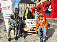 Auf dem Bild sind Teilnehmende an der Foto-Aktion zum Tag gegen Rassismus zu sehen. Auf dem Bild sind Teilnehmende an der Foto-Aktion zum Tag gegen Rassismus zu sehen.