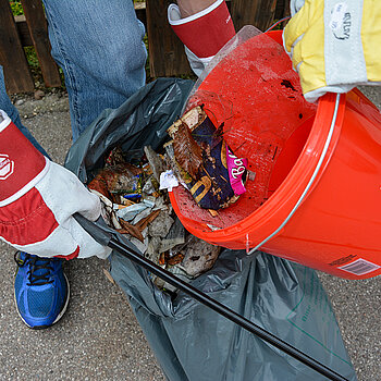 Bemerkenswert: Nach wenigen Hundert Metern ist der Müllsack schon fast voll.  (Foto: Stadt Freising)