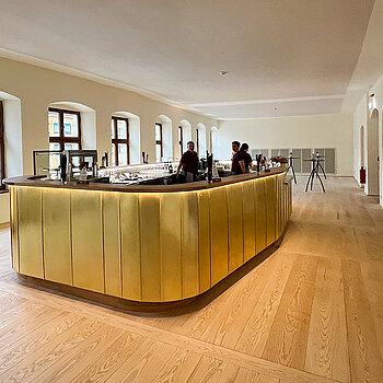 Das erweiterte Asamfoyer mit der glänzenden Theke. (Foto: ski)
