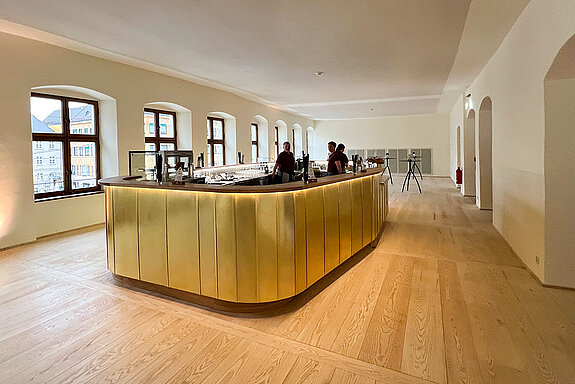 Das erweiterte Asamfoyer mit der glänzenden Theke. (Foto: ski)