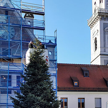 Noch sind wir nicht ganz fertig: Rund 800 elektrische Kerzen werden von den Freisinger Stadtwerken angebracht. (Foto: Stadt Freising)