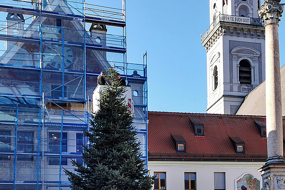 Noch sind wir nicht ganz fertig: Rund 800 elektrische Kerzen werden von den Freisinger Stadtwerken angebracht. (Foto: Stadt Freising)