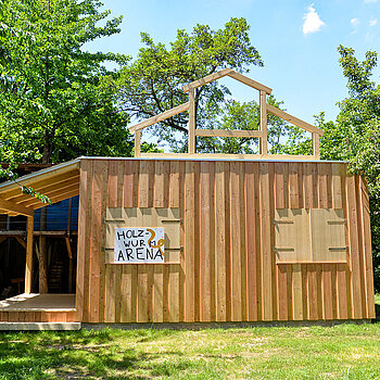 Aus massivem Holz ist die "Holzwurm-Arena", die sich vollständig abdunkeln lässt und entsprechend vielseitig nutzbar ist: als Kino-Raum, für Schwarzlichttheater, als Tanzraum oder Escape-Room. (Foto: Stadt Freising)