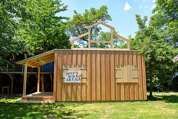 Aus massivem Holz ist die "Holzwurm-Arena", die sich vollständig abdunkeln lässt und entsprechend vielseitig nutzbar ist: als Kino-Raum, für Schwarzlichttheater, als Tanzraum oder Escape-Room. (Foto: Stadt Freising)