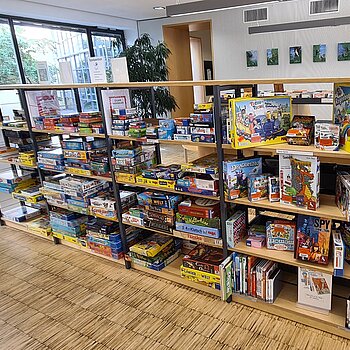 Foto Kinderbibliothek Spieleregal