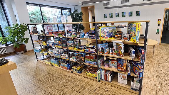 Foto Kinderbibliothek Spieleregal