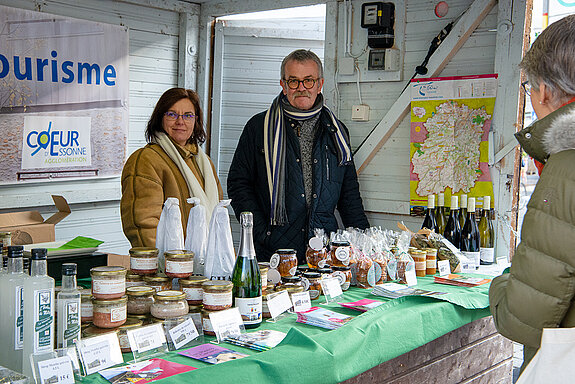 Korbiniansmarkt rund um den Roider-Jackl- Brunnen - der Verkaufsstand von Arpajon. (Foto: Stadt Freising)