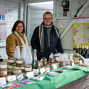 Korbiniansmarkt rund um den Roider-Jackl- Brunnen - der Verkaufsstand von Arpajon. (Foto: Stadt Freising)