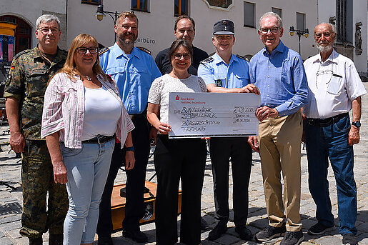 Oberbürgermeisterin Monika Schwind und der Leiter des Gebirgsmusikkorps, Major Rudolf Piehlmayer, übergeben die Spende an Vorstandsmitglied der Bürgerstiftung Freising, Josef Hauner und Horst Barthel vom Bundeswehr-Sozialwerk Freising-Erding.