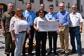 Oberbürgermeisterin Monika Schwind und der Leiter des Gebirgsmusikkorps, Major Rudolf Piehlmayer, übergeben die Spende an Vorstandsmitglied der Bürgerstiftung Freising, Josef Hauner und Horst Barthel vom Bundeswehr-Sozialwerk Freising-Erding.
