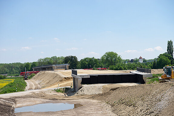 Westtangente Freising: Bahnbrücke mit Blick nach Süden auf die Gleise.