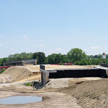 Westtangente Freising: Bahnbrücke mit Blick nach Süden auf die Gleise.