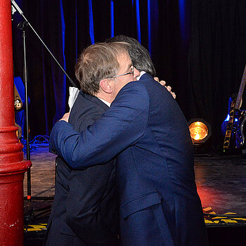 Herzliche Umarmung: Adi Gumberger und Ingo Bartha.