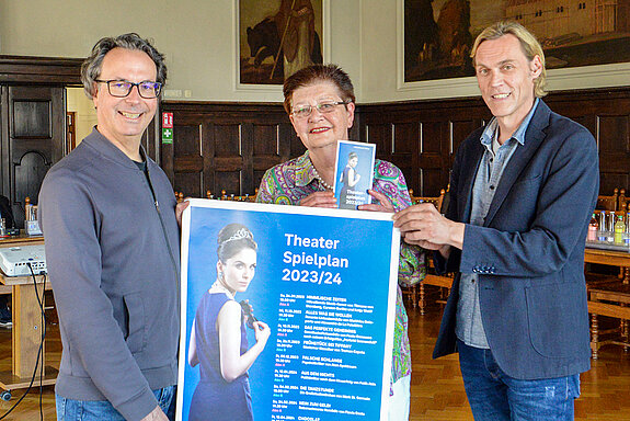 Vorfreude auf die neue Theaterspielzeit (v.l.): Ingo Bartha, Referatsleiter Kultur und Tourismus, Bürgermeisterin Eva Bönig und Kulturamtsleiter Markus Bader, der für den hochklassigen Programmreigen verantwortlich ist. (Foto: Stadt Freising)