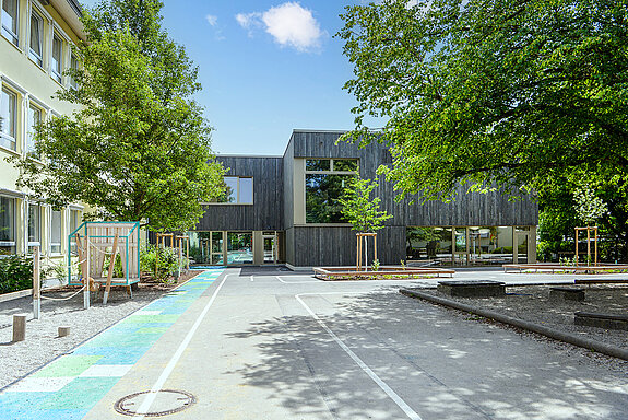 Lichtdurchfluteter Holzbau: Die Erweiterung der Grundschule St. Lantbert ermöglicht den Ganztagesbetrieb für zwei Klassen. (Foto: Stadt Freising)