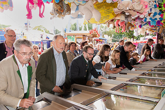 Beliebter Stopp beim Presserundgang: das Camel-Derby. (Foto: Stadt Freising)