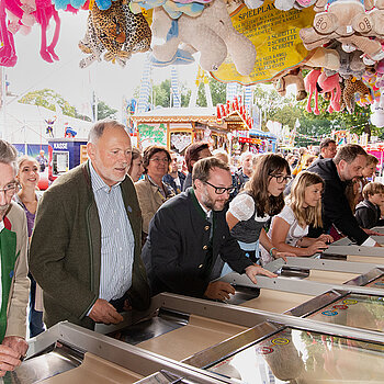 Beliebter Stopp beim Presserundgang: das Camel-Derby. (Foto: Stadt Freising)