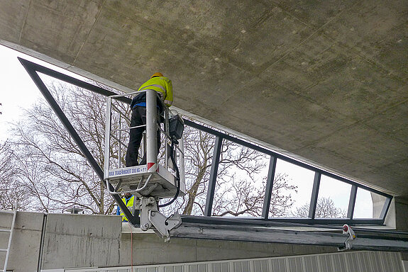 Arbeiten für den Einbau des Stahlrahmens für die Verglasung am Südportal des Tunnels Vötting.