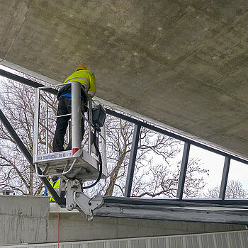 Arbeiten für den Einbau des Stahlrahmens für die Verglasung am Südportal des Tunnels Vötting.