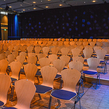 Es ist angerichtet für Theateraufführungen. Dank der aufsteigenden Stuhlreihen hat das Publikum auch von den hinteren Sitzplätzen aus einen guten Blick auf das gesamte Bühnengeschehen. (Foto: Stadt Freising)