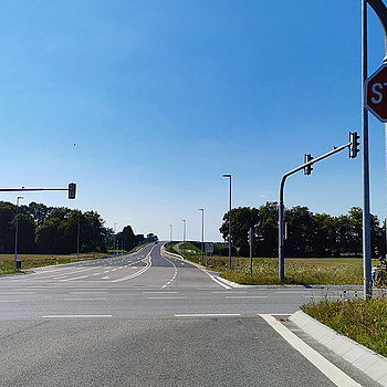 Blick von der Kreisstraße FS 44: Jetzt geht es auch von hier geradeaus auf die neue Trasse der Westtangente. (Foto: Stadt Freising)