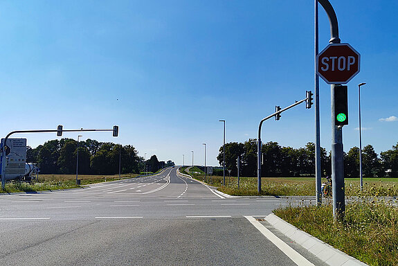 Blick von der Kreisstraße FS 44: Jetzt geht es auch von hier geradeaus auf die neue Trasse der Westtangente. (Foto: Stadt Freising)