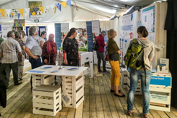 Auf dem Uferlos stand 2019 das Thema klimafreundliche Ernährung im Mittelpunkt. Die Stadt Freising hat im Nachhaltigkeitszelt die Ausstellung „Klimagourmet“ präsentiert.