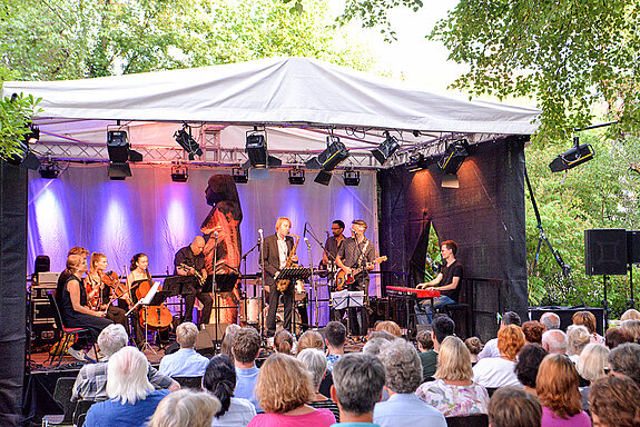 Am Eröffnungsabend huldigt die Musikschul-Band mit fabelhaften Gästen den Größen des Funk & Soul. (Foto: Stadt Freising) 