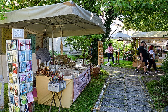 Zauberhafte Stimmung beim Rosentag 2021 im Amtsgerichtsgarten Freising. (Foto: Stadt Freising)