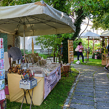 Zauberhafte Stimmung beim Rosentag 2021 im Amtsgerichtsgarten Freising. (Foto: Stadt Freising)