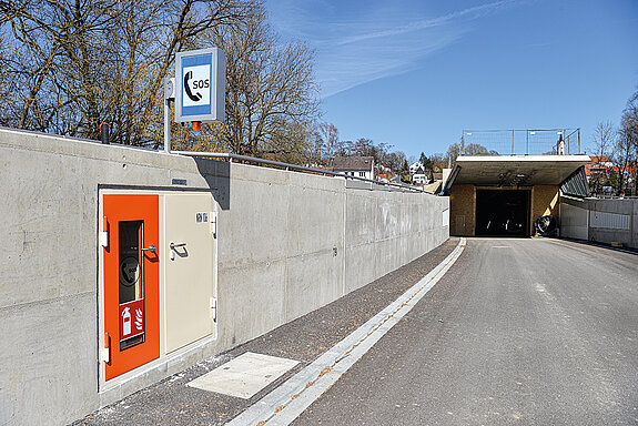 Am Südportal der Röhre befindet sich eine von zahlreichen Nischen mit Feuerlöscher und  Notrufanlage. (Foto: Stadt Freising)