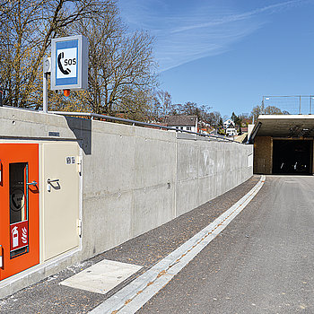 Am Südportal der Röhre befindet sich eine von zahlreichen Nischen mit Feuerlöscher und  Notrufanlage. (Foto: Stadt Freising)