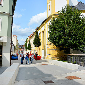 Fröhliche Farbtupfer: Die Heiliggeistgasse schmücken seit Montag, 21. August 2017, sieben Bäume in knallbunten Großkübeln. (Foto: Stadt Freising)