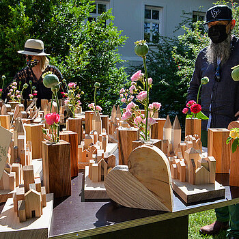 Selbst hergestellte Holzwaren aus heimischen Wäldern wurden beim Rosentag 2021 im Amtsgerichtsgarten verkauft. (Foto: Stadt Freising)
