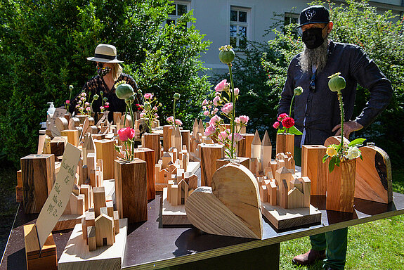 Selbst hergestellte Holzwaren aus heimischen Wäldern wurden beim Rosentag 2021 im Amtsgerichtsgarten verkauft. (Foto: Stadt Freising)