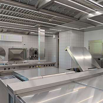 Für die Versorgung von bis zu 1100 Schülerinnen steht eine moderne, geräumige Küche zur Verfügung. (Foto: Stadt Freising)