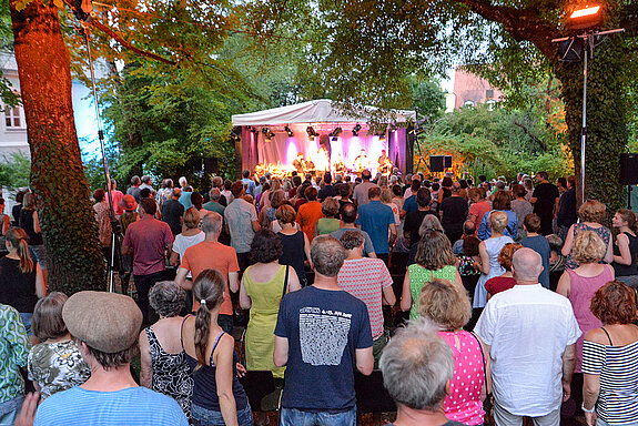 Mitreißende Musik und zauberhafte Stimmung: Das Sommer Wunder Freising ist zurecht ein Publikumsmagnet. (Foto: Stadt Freising)