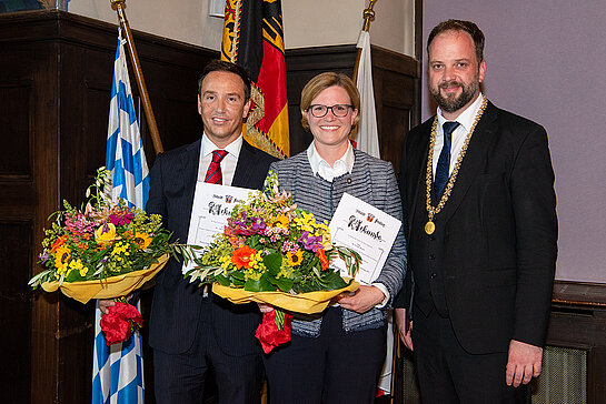 OB Tobias Eschenbacher zeichnet Youssef Belkhadir (Gregor-Mendel-Institut der Österreichischen Akademie der Wissenschaften in Wien) und Dr. Corinna Dawid vom Wissenschaftszentrum Weihenstephan für ihre bahnbrechende Arbeit aus. (Foto: Stadt Freising)