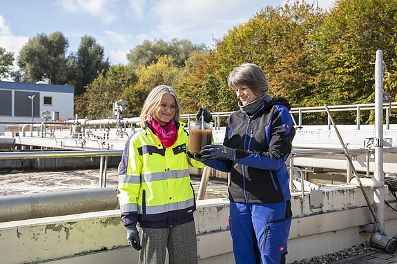 Mitarbeiterinnen der Stadtentwässerung Freising, Belebungsbecken Kläranlage Freising (Foto: JS Deutschland) Mitarbeiterinnen der Stadtentwässerung Freising, Belebungsbecken Kläranlage Freising (Foto: JS Deutschland)