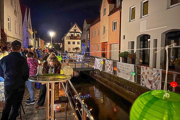 Das Foto zeigt die Fischergasse bei Nacht, die durch Lampions stimmungsvoll erleuchtet ist. (Foto: Rainer Teschner)