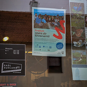 2 Plakate in einem Fenster