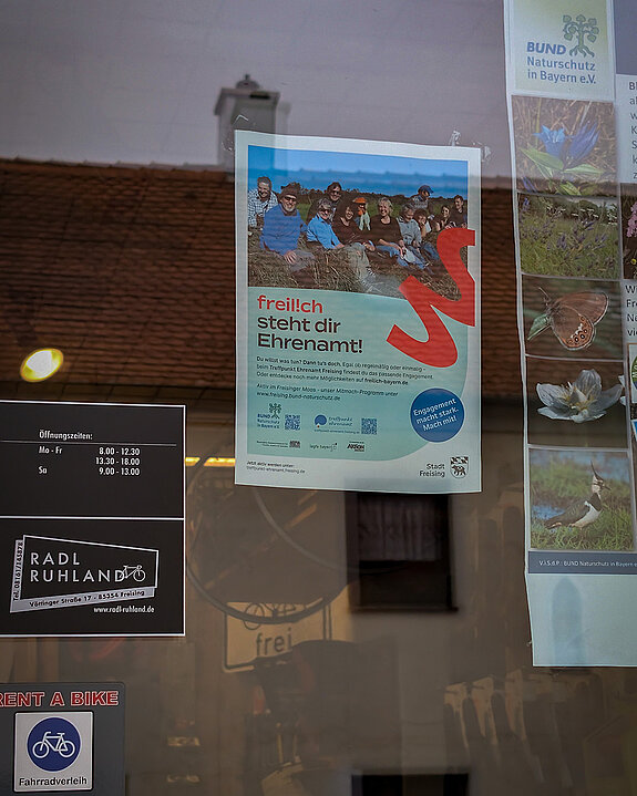 2 Plakate in einem Fenster