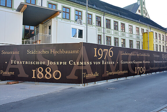 Nachdem die Hochschule im Zuge der Säkularisation 1803 schließen musste und ab 1839 ein Appellationsgericht eingerichtet wurde, kam es ab 1880 zu einer erneuten Schulnutzung.