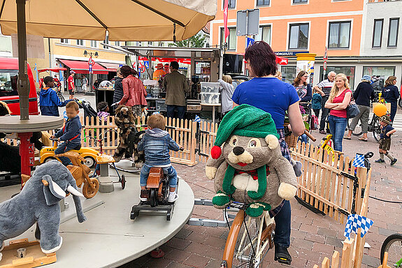 Beim Auftakt des Freisinger Radlsommers gab es ebenfalls ein Highlight für die Kleinsten. Auf dem „Kraffelkreisel“ konnten sich Kinder durch das kräftige In-die-Pedale-Treten ihrer Eltern im Kreis fahren lassen.