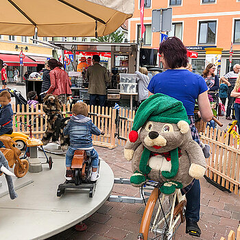 Beim Auftakt des Freisinger Radlsommers gab es ebenfalls ein Highlight für die Kleinsten. Auf dem „Kraffelkreisel“ konnten sich Kinder durch das kräftige In-die-Pedale-Treten ihrer Eltern im Kreis fahren lassen.