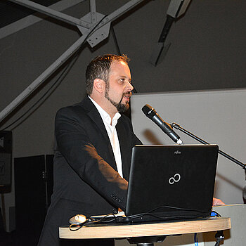 OB Tobias Eschenbacher begrüßt die jungen Studierenden beim Erstsemesterempfang Stadt Freising im Lindenkeller.