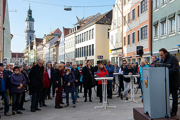 Wolfgang Melzer, Bauleiter der Pflasterfirma Josef Stanglmeier, schildert, dass mit den verlegten Steinen ein 22 Meter hoher Turm mit einer Grundfläche von fünf mal fünf Metern hätte gebaut werden können. (Foto: Stadt Freising)