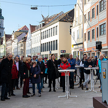 Wolfgang Melzer, Bauleiter der Pflasterfirma Josef Stanglmeier, schildert, dass mit den verlegten Steinen ein 22 Meter hoher Turm mit einer Grundfläche von fünf mal fünf Metern hätte gebaut werden können. (Foto: Stadt Freising)