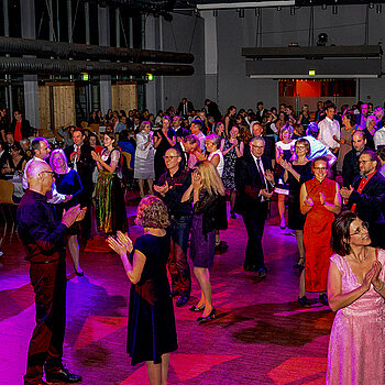 Volle Tanzfläche bei einem Ball in der Luitpoldhalle Freising - und für eine stimmungsvolle Lightshow ist natürlich auch gesorgt. (Foto: Stadt Freising)